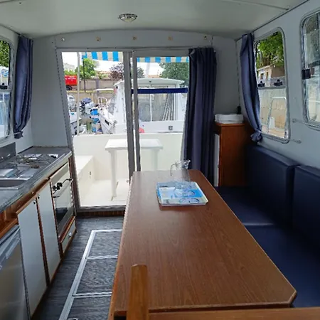 Sejour Insolite Sur Un Bateau A Quai - 8 Pers. - Api-1-46-37 Ботель